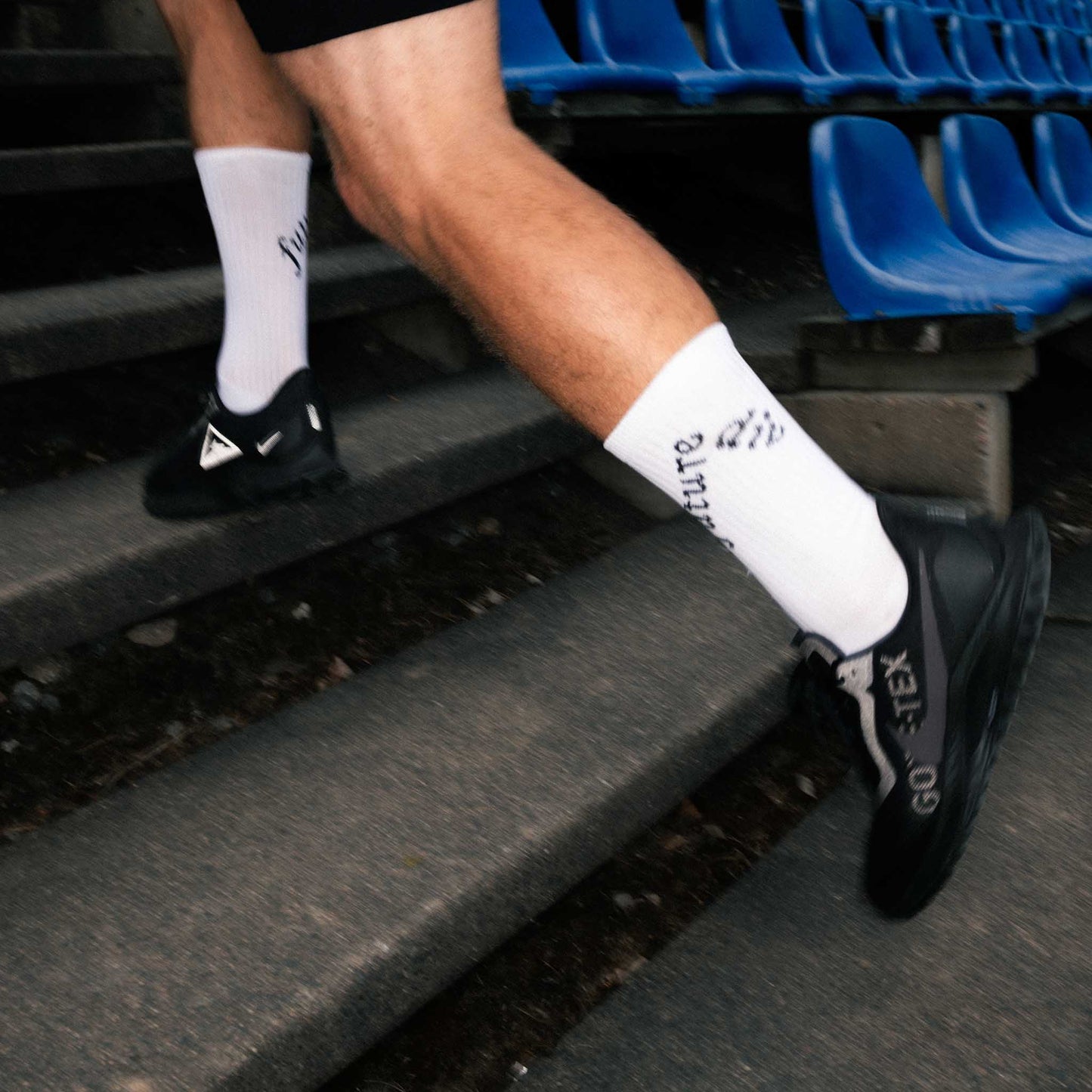 PERFORMANCE CREW SOCKS - WHITE